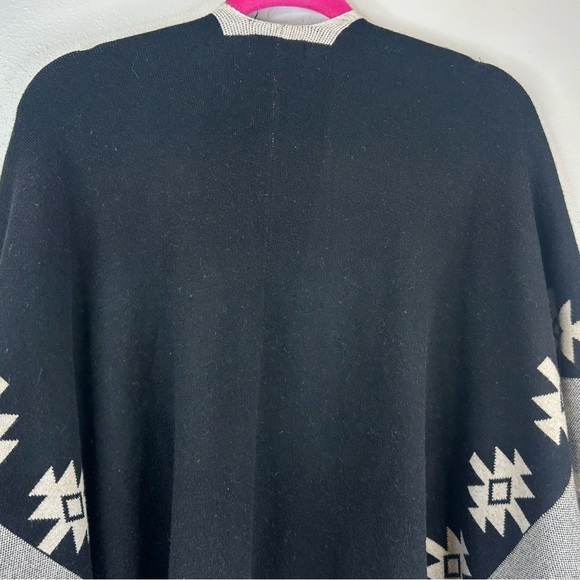 Warm & Cozy L Elegant Black Gray Women's Poncho Geometric Design Southwestern - Picture 11 of 12